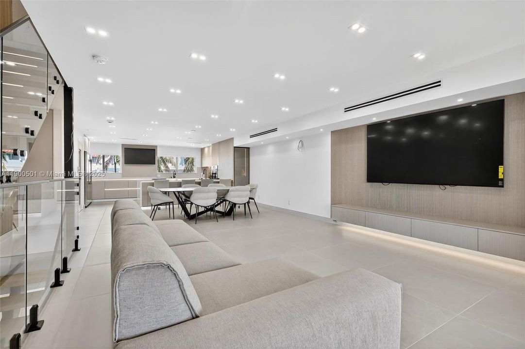 合同活跃: $2,799,000 (3 贝兹, 3 浴室, 2450 平方英尺)