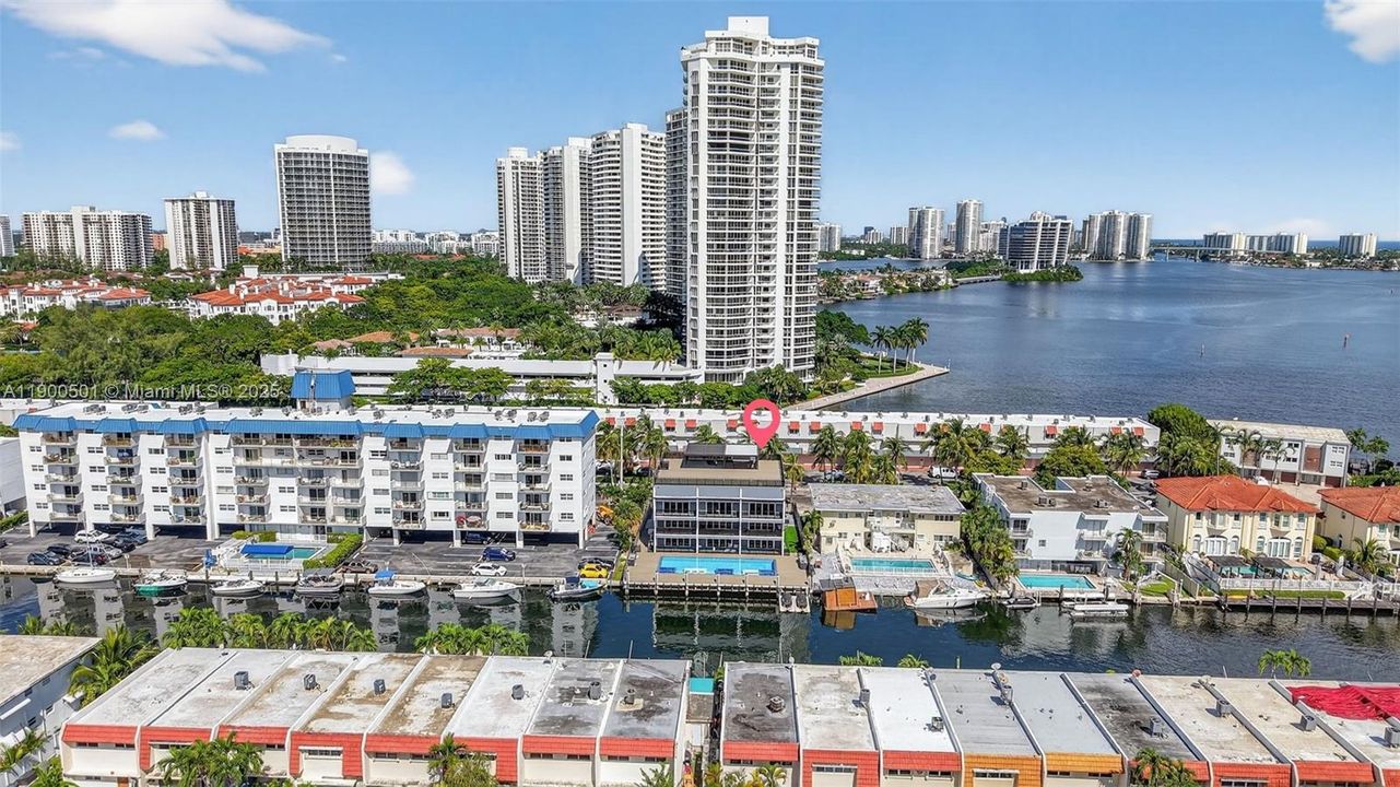 合同活跃: $2,799,000 (3 贝兹, 3 浴室, 2450 平方英尺)