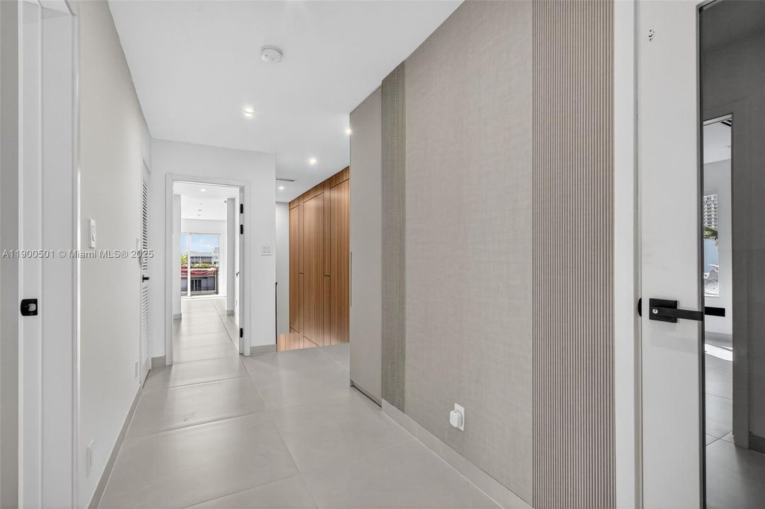 合同活跃: $2,799,000 (3 贝兹, 3 浴室, 2450 平方英尺)