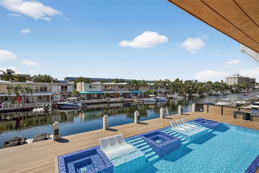 合同活跃: $2,799,000 (3 贝兹, 3 浴室, 2450 平方英尺)