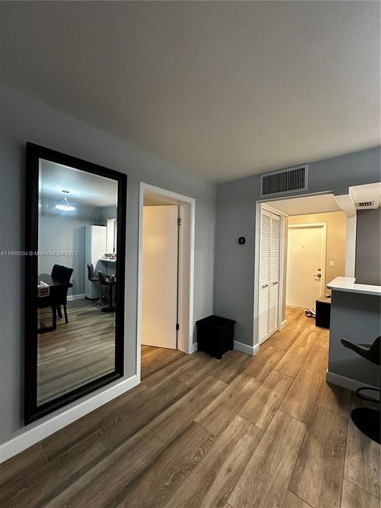 最近租的: $2,000 (1 贝兹, 1 浴室, 775 平方英尺)