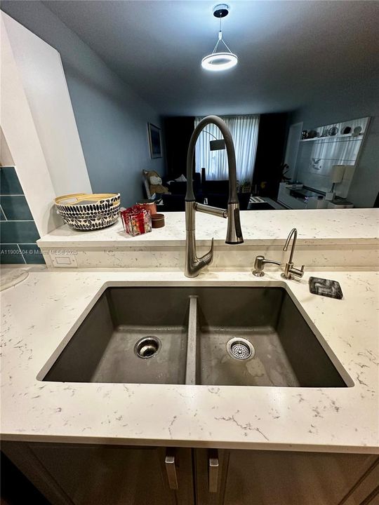 最近租的: $2,000 (1 贝兹, 1 浴室, 775 平方英尺)