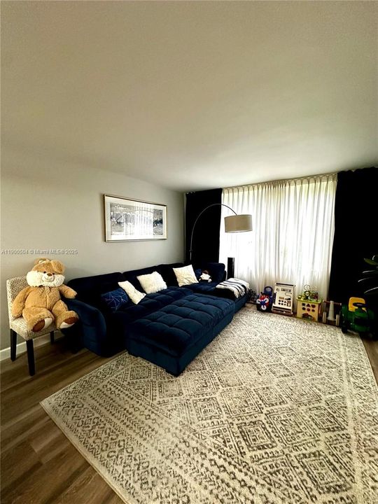 最近租的: $2,000 (1 贝兹, 1 浴室, 775 平方英尺)