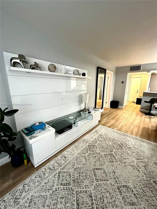 最近租的: $2,000 (1 贝兹, 1 浴室, 775 平方英尺)