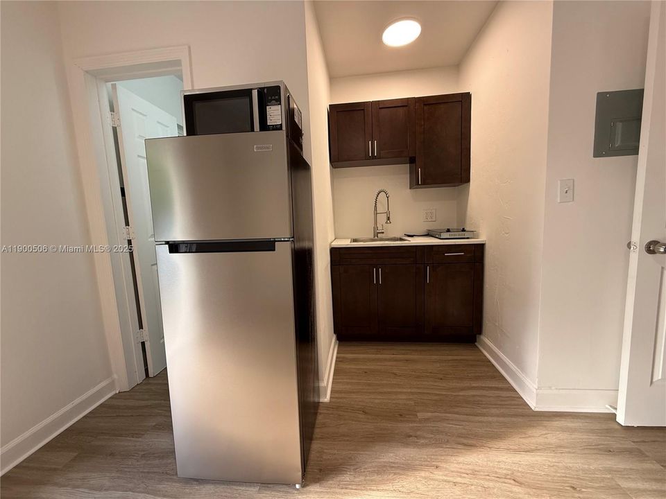 For Rent: $1,700 (1 beds, 1 baths, 2346 Square Feet)
