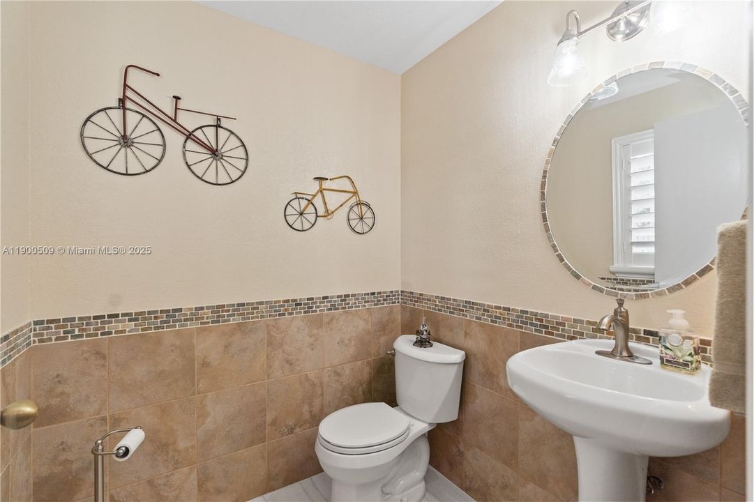 合同活跃: $820,000 (3 贝兹, 2 浴室, 2078 平方英尺)