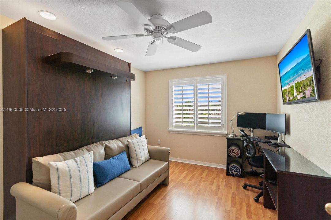 合同活跃: $820,000 (3 贝兹, 2 浴室, 2078 平方英尺)