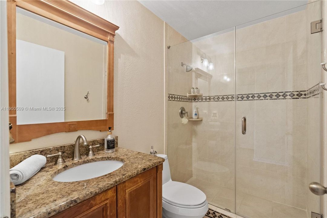 合同活跃: $820,000 (3 贝兹, 2 浴室, 2078 平方英尺)