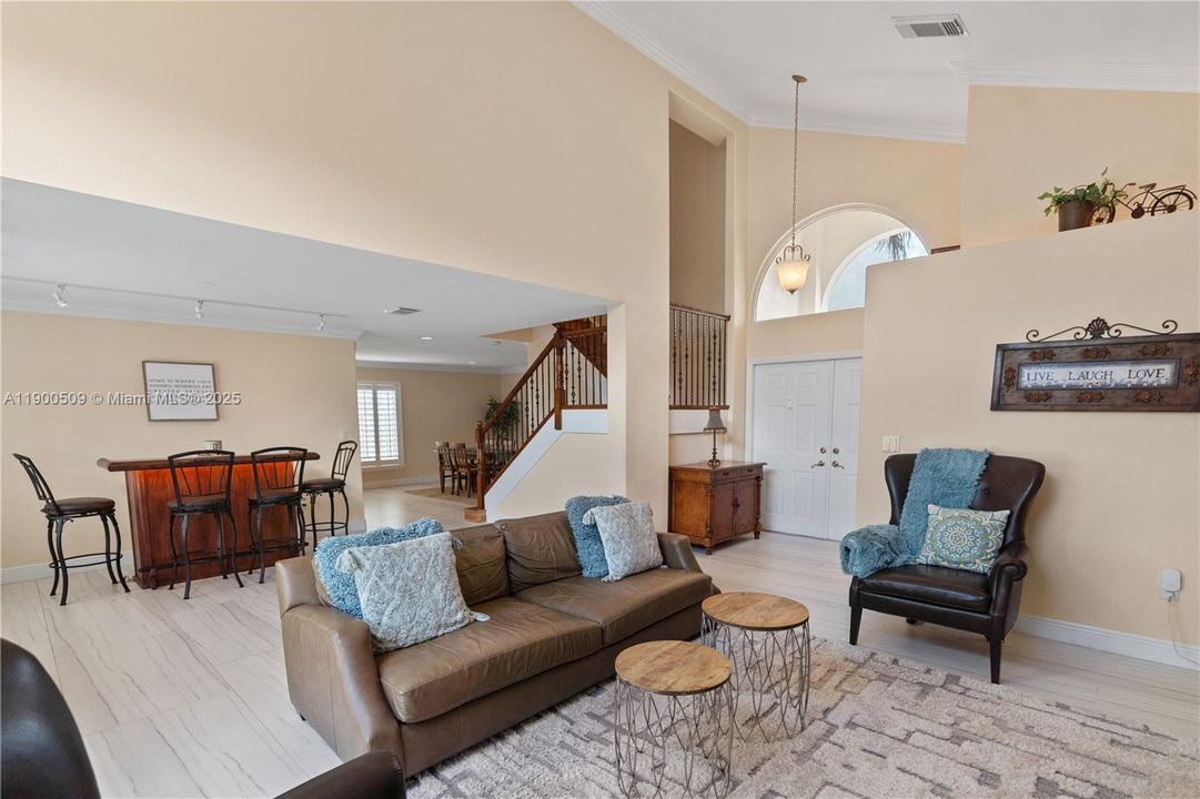 合同活跃: $820,000 (3 贝兹, 2 浴室, 2078 平方英尺)