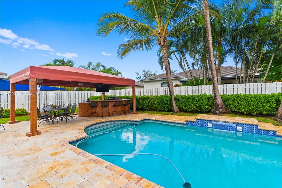 合同活跃: $820,000 (3 贝兹, 2 浴室, 2078 平方英尺)