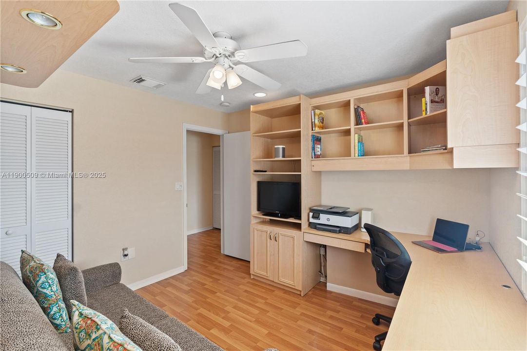 合同活跃: $820,000 (3 贝兹, 2 浴室, 2078 平方英尺)