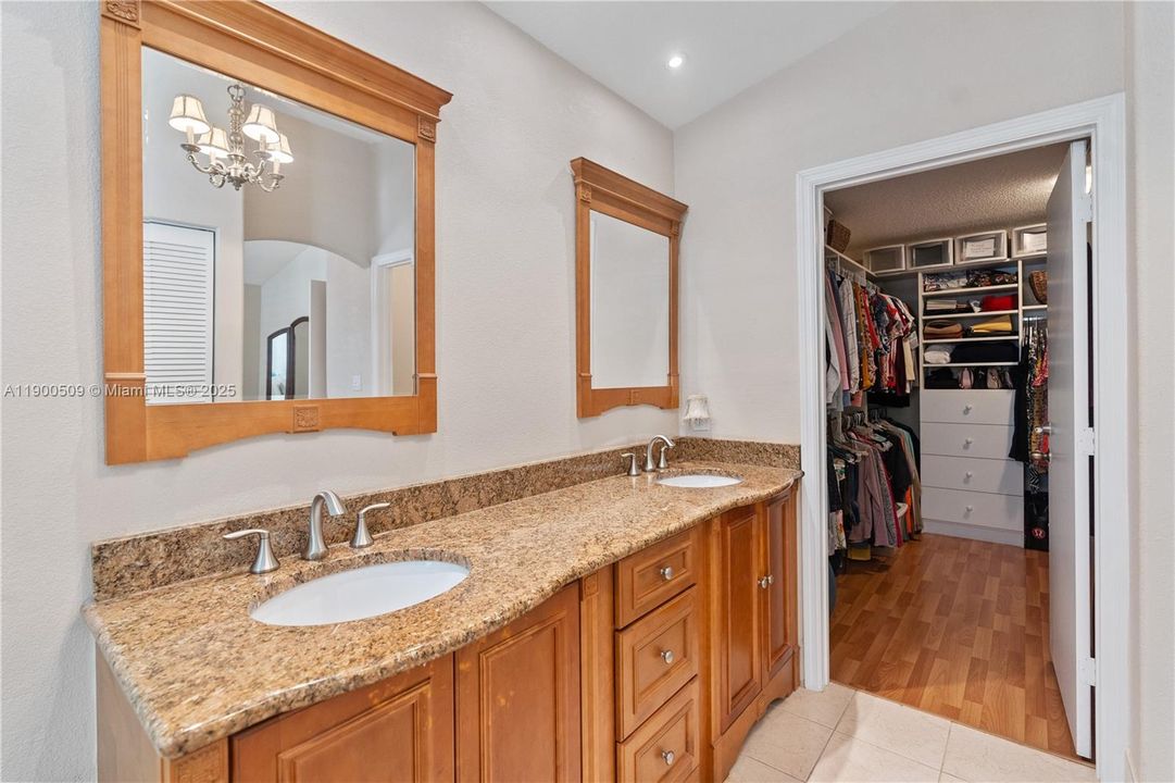 合同活跃: $820,000 (3 贝兹, 2 浴室, 2078 平方英尺)