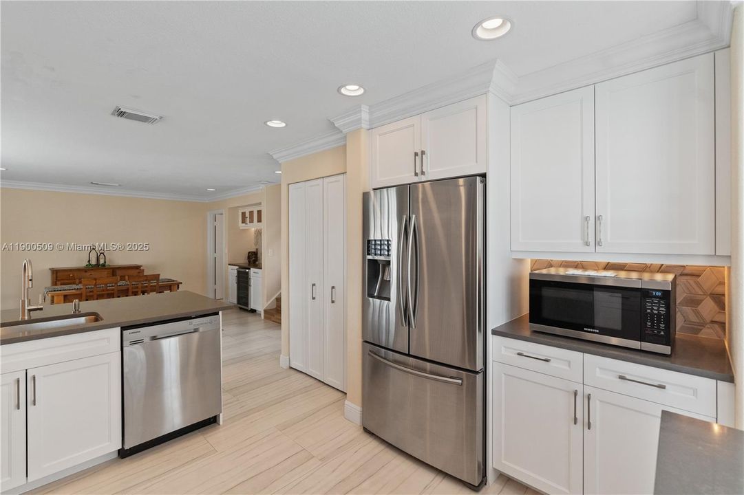 合同活跃: $820,000 (3 贝兹, 2 浴室, 2078 平方英尺)