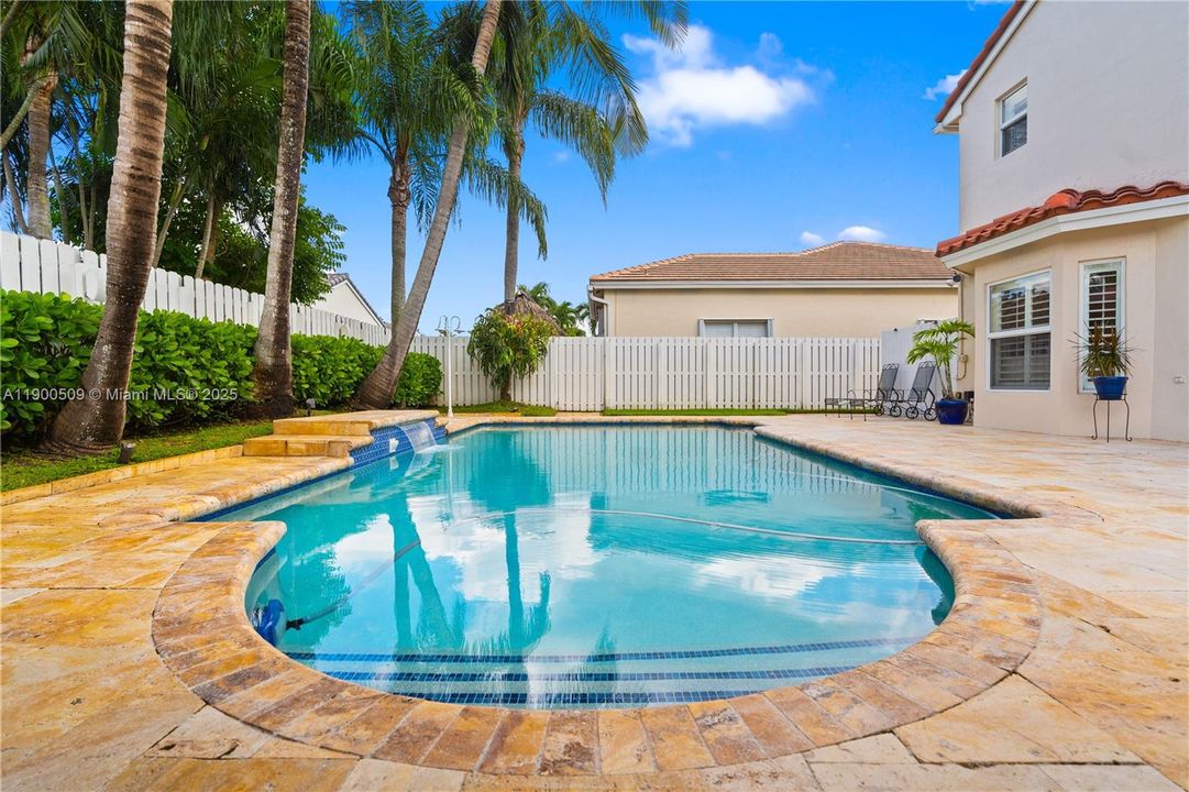 合同活跃: $820,000 (3 贝兹, 2 浴室, 2078 平方英尺)