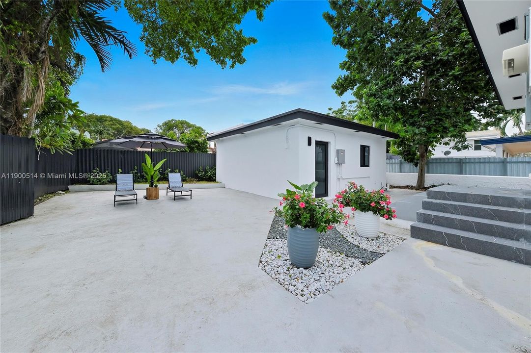 For Sale: $1,180,000 (4 beds, 4 baths, 1949 Square Feet)