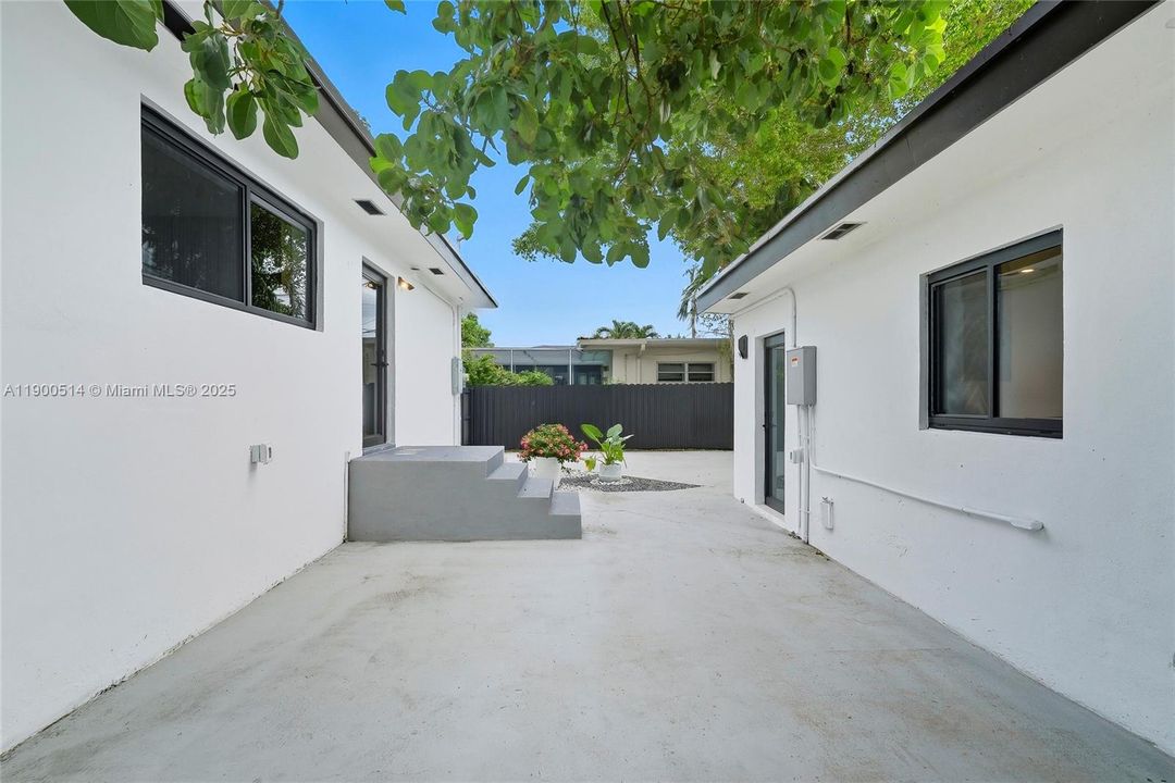 For Sale: $1,180,000 (4 beds, 4 baths, 1949 Square Feet)