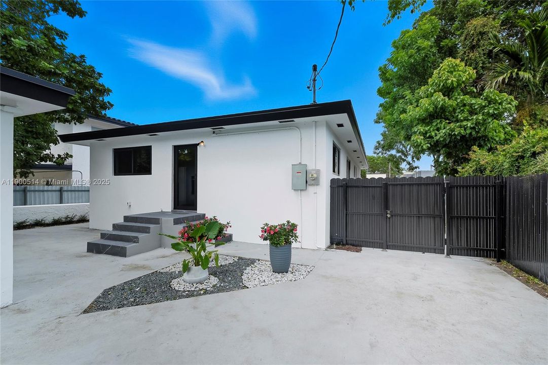 For Sale: $1,180,000 (4 beds, 4 baths, 1949 Square Feet)