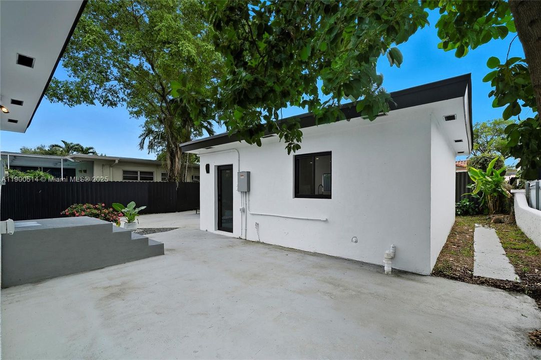 For Sale: $1,180,000 (4 beds, 4 baths, 1949 Square Feet)