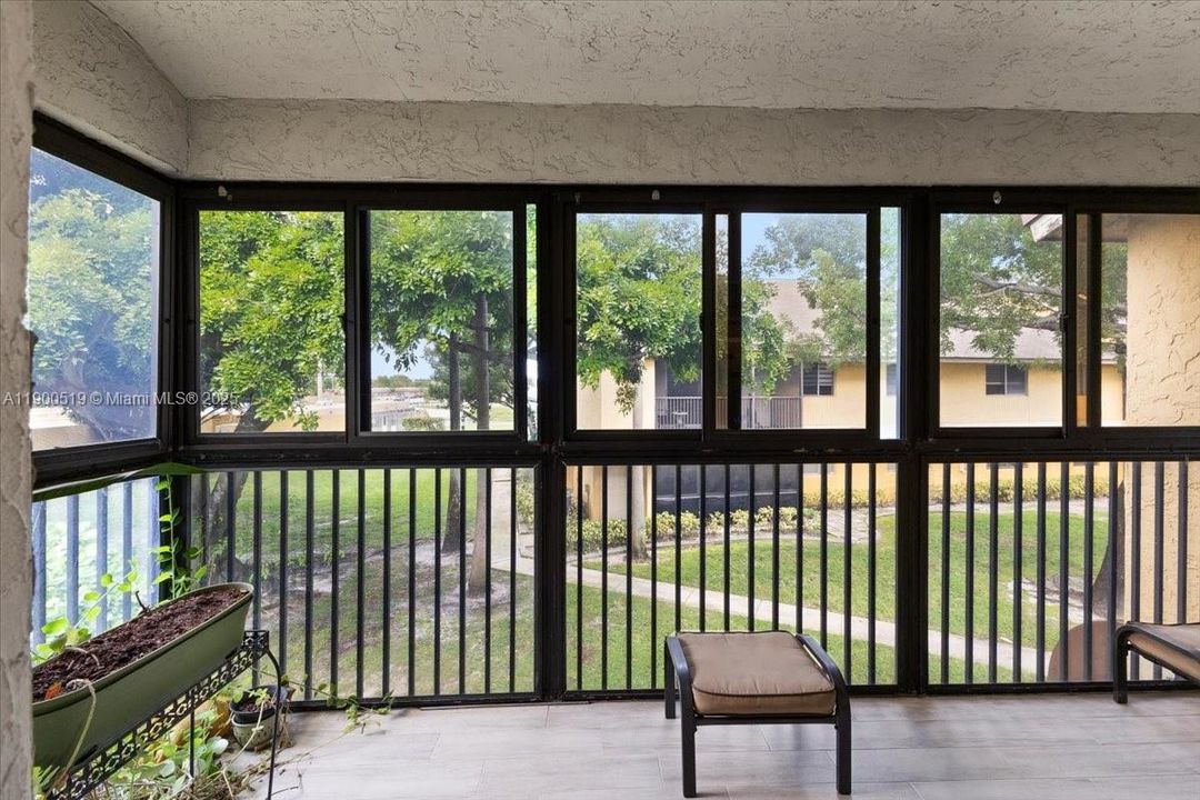 Active With Contract: $212,000 (2 beds, 1 baths, 1070 Square Feet)