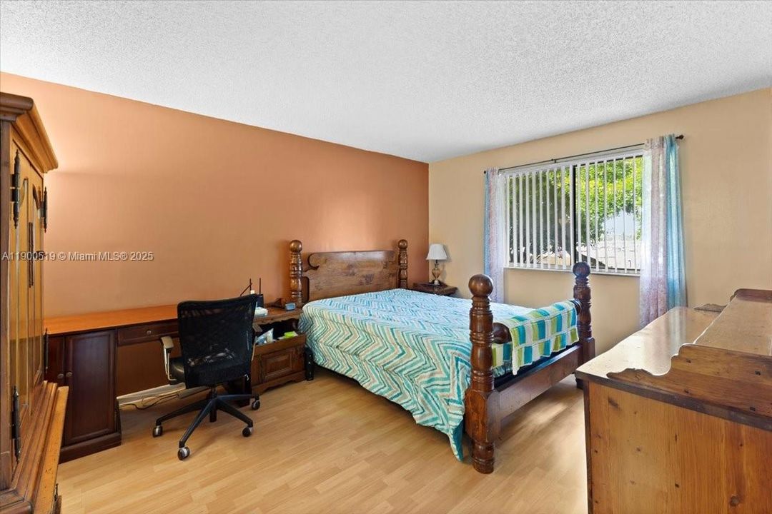 Active With Contract: $212,000 (2 beds, 1 baths, 1070 Square Feet)