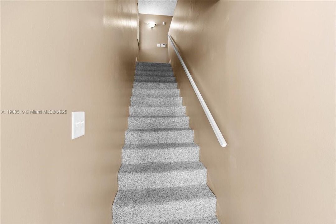 Active With Contract: $212,000 (2 beds, 1 baths, 1070 Square Feet)