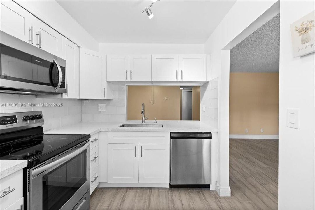 Active With Contract: $212,000 (2 beds, 1 baths, 1070 Square Feet)