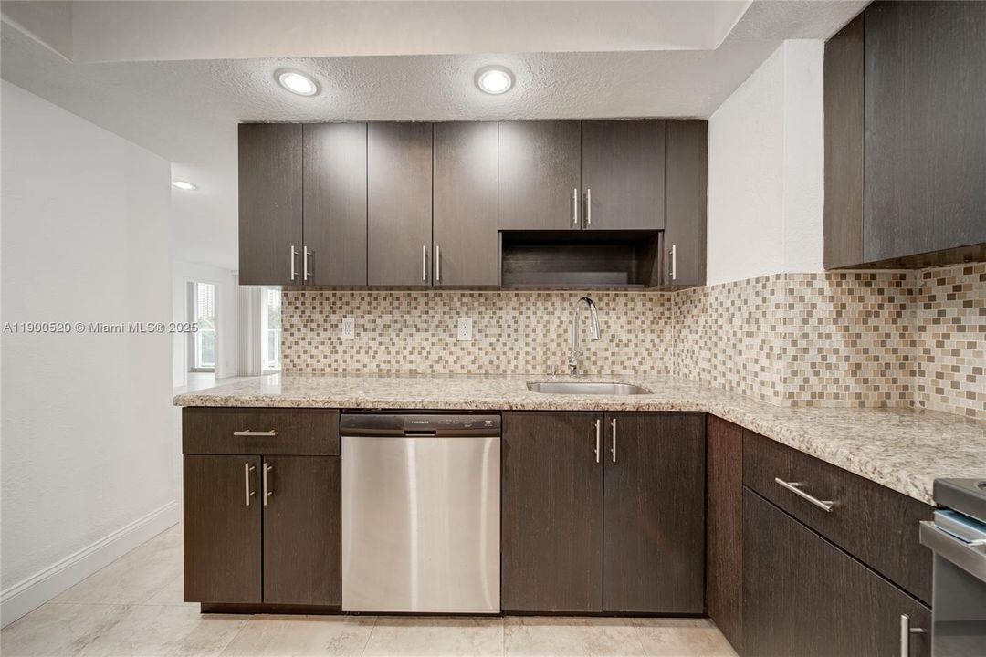 For Sale: $483,000 (2 beds, 2 baths, 1331 Square Feet)