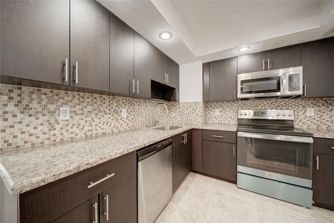 For Sale: $483,000 (2 beds, 2 baths, 1331 Square Feet)