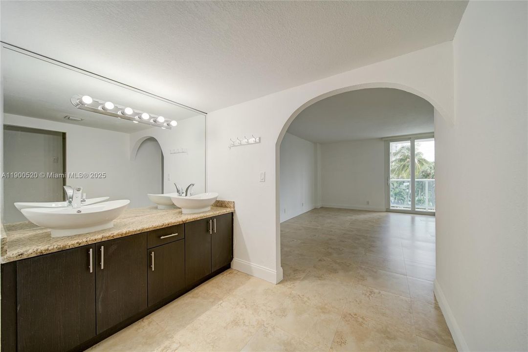 For Sale: $483,000 (2 beds, 2 baths, 1331 Square Feet)