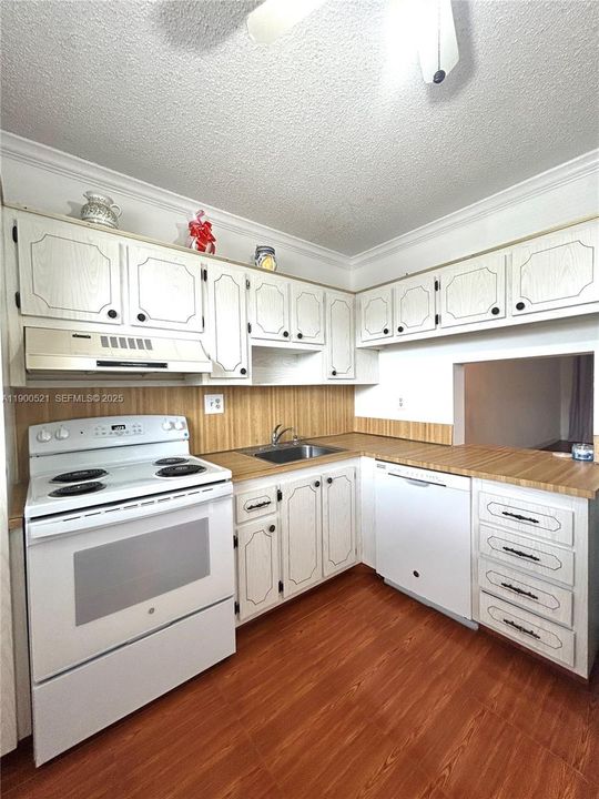 For Sale: $135,000 (2 beds, 2 baths, 1090 Square Feet)