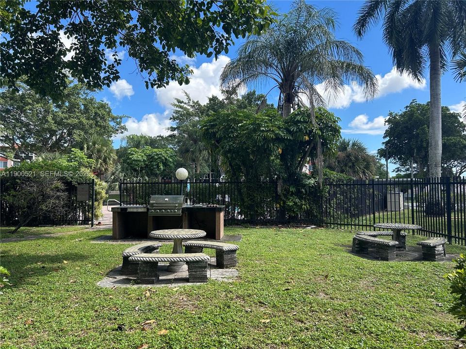 For Sale: $135,000 (2 beds, 2 baths, 1090 Square Feet)