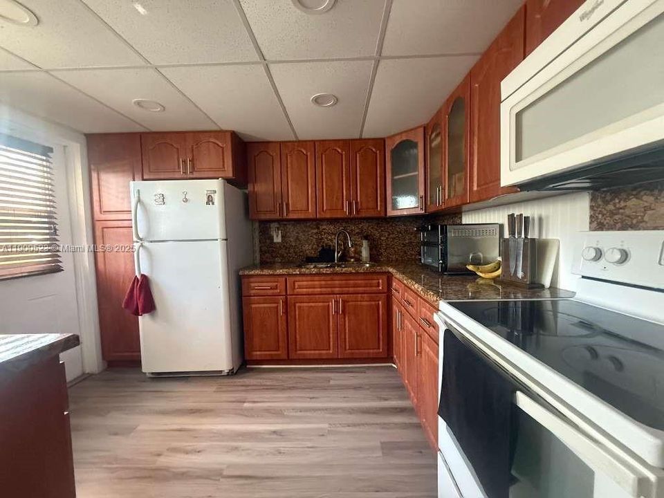 For Sale: $160,000 (2 beds, 1 baths, 850 Square Feet)