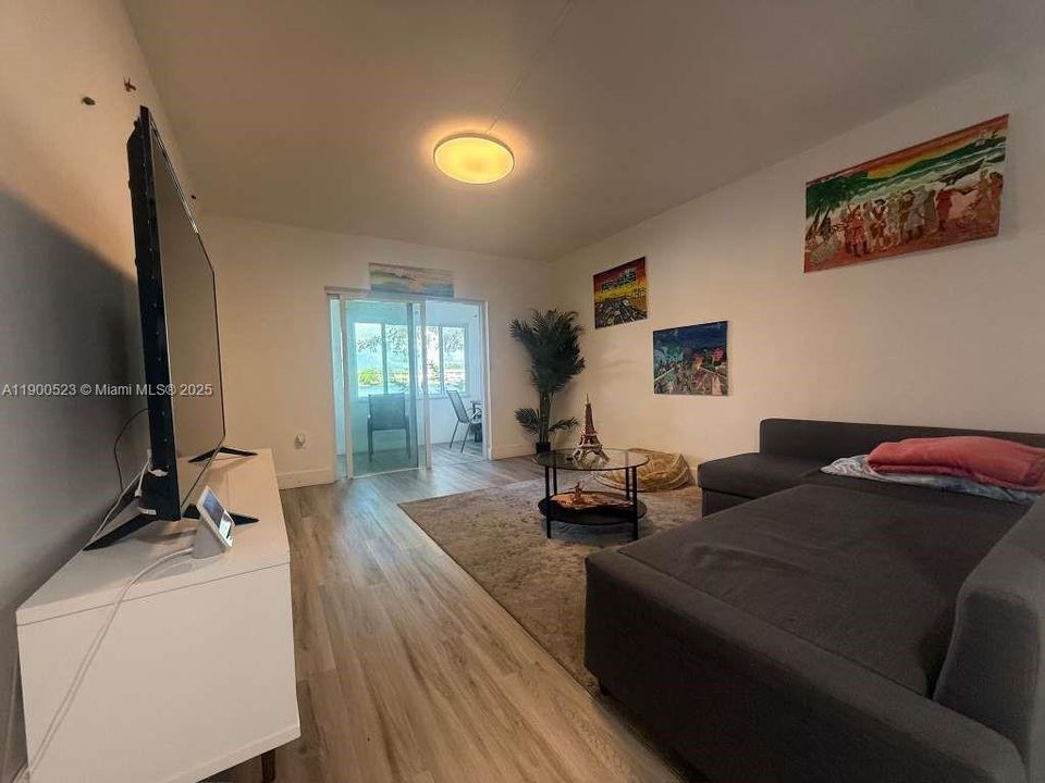 For Sale: $160,000 (2 beds, 1 baths, 850 Square Feet)