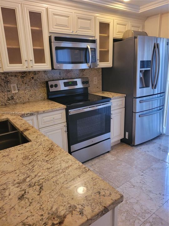 Active With Contract: $3,100 (3 beds, 2 baths, 1456 Square Feet)