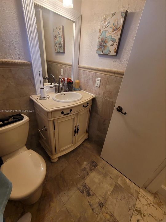 Active With Contract: $3,100 (3 beds, 2 baths, 1456 Square Feet)