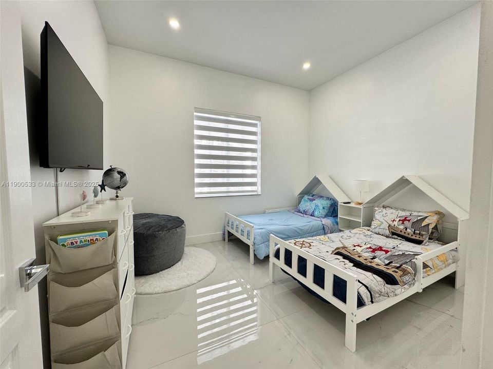 For Sale: $1,500,000 (5 beds, 3 baths, 3504 Square Feet)