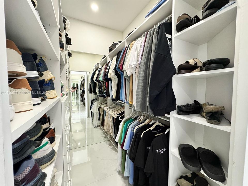 For Sale: $1,500,000 (5 beds, 3 baths, 3504 Square Feet)