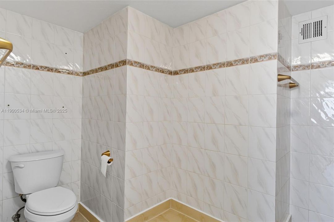 Active With Contract: $2,400 (2 beds, 2 baths, 1100 Square Feet)