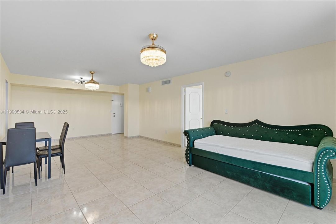 Active With Contract: $2,400 (2 beds, 2 baths, 1100 Square Feet)