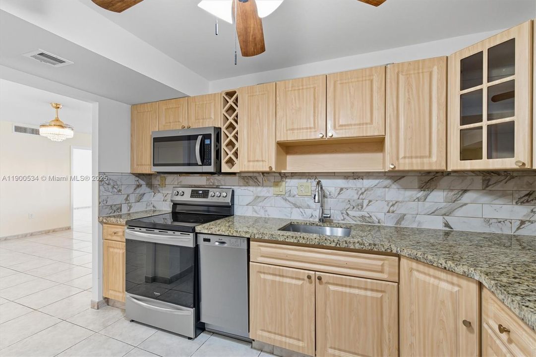 Active With Contract: $2,400 (2 beds, 2 baths, 1100 Square Feet)