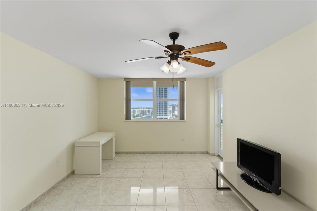 Active With Contract: $2,400 (2 beds, 2 baths, 1100 Square Feet)