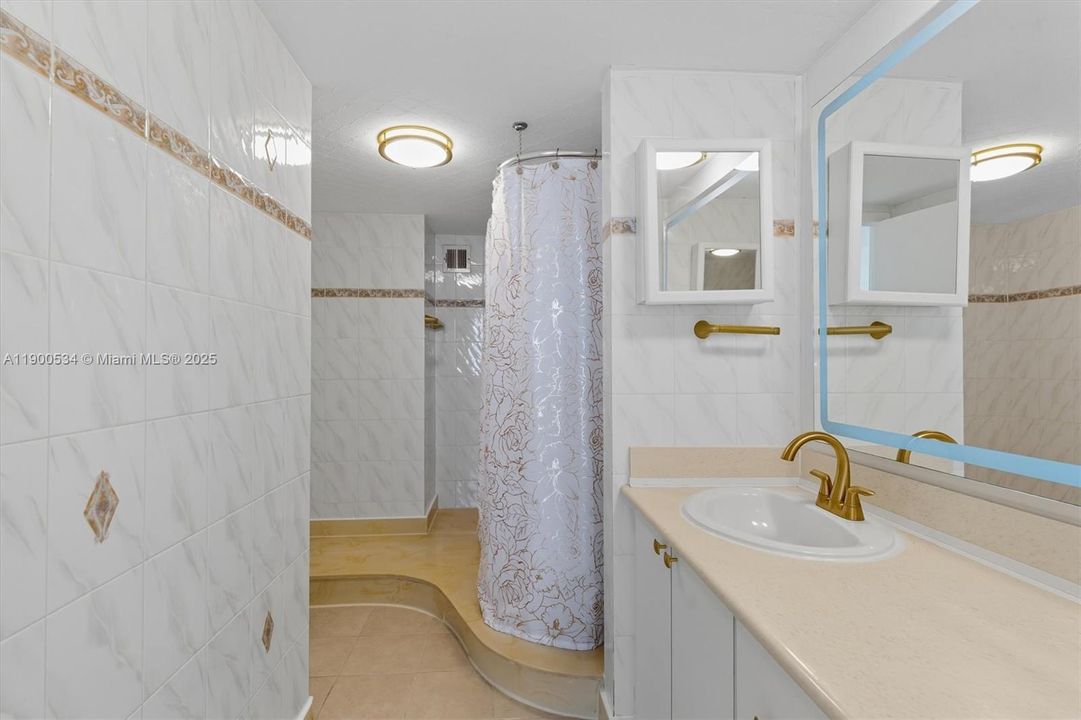 Active With Contract: $2,400 (2 beds, 2 baths, 1100 Square Feet)