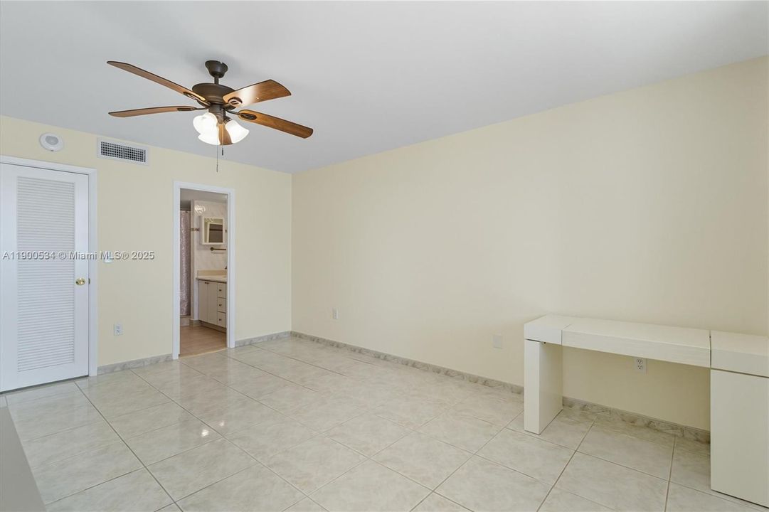 Active With Contract: $2,400 (2 beds, 2 baths, 1100 Square Feet)