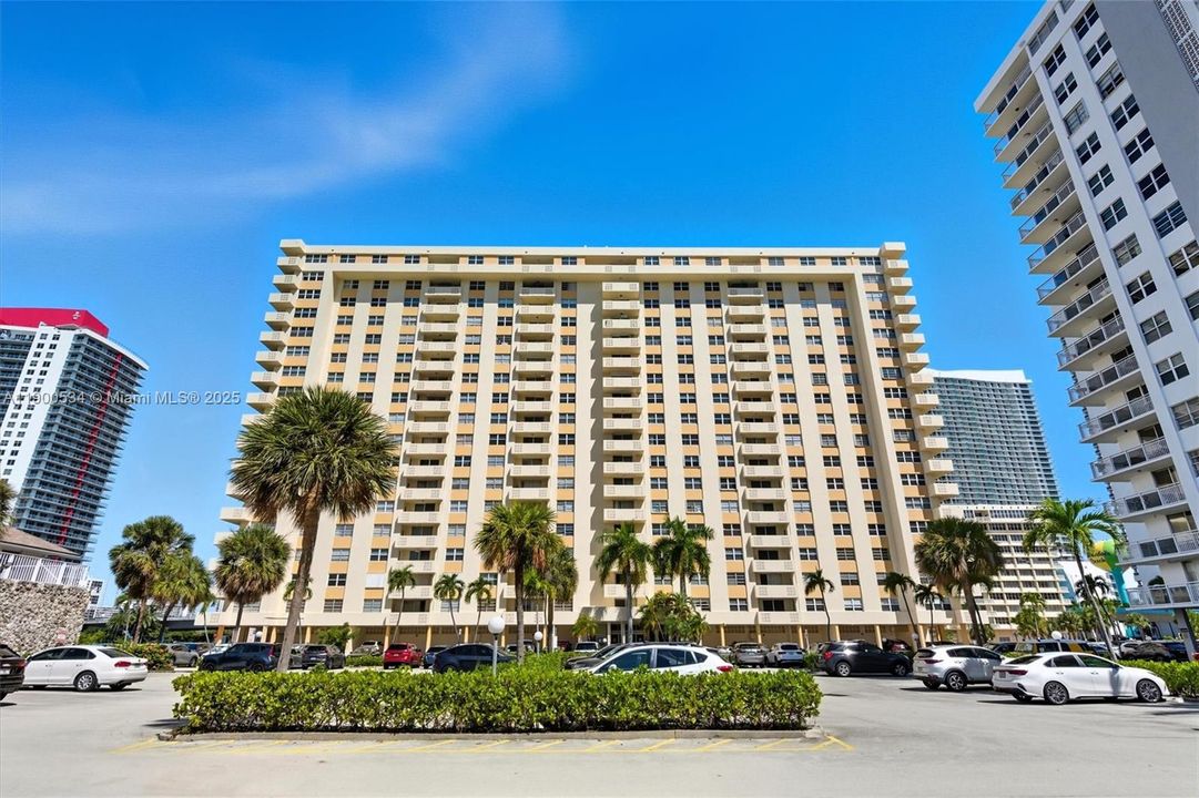 Active With Contract: $2,400 (2 beds, 2 baths, 1100 Square Feet)