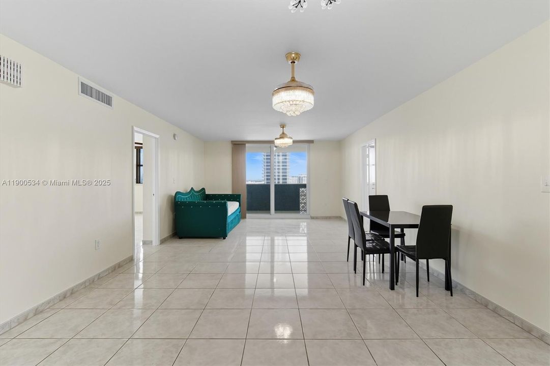 Active With Contract: $2,400 (2 beds, 2 baths, 1100 Square Feet)