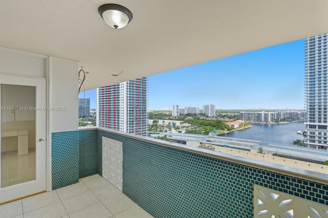 Active With Contract: $2,400 (2 beds, 2 baths, 1100 Square Feet)