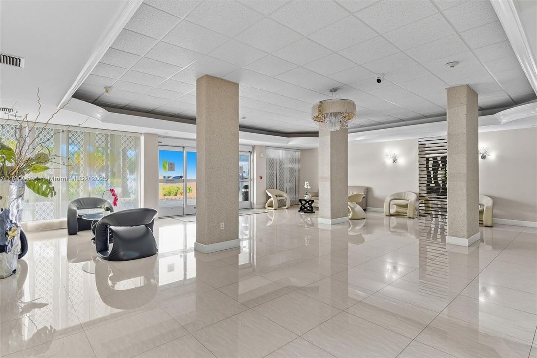 Active With Contract: $2,400 (2 beds, 2 baths, 1100 Square Feet)