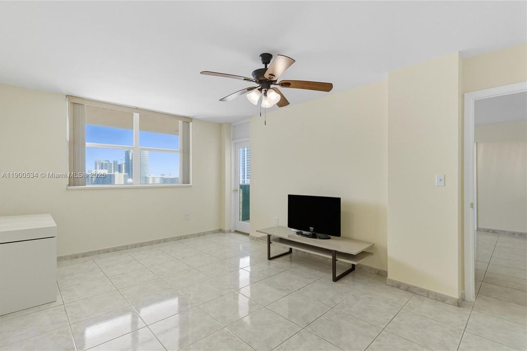 Active With Contract: $2,400 (2 beds, 2 baths, 1100 Square Feet)