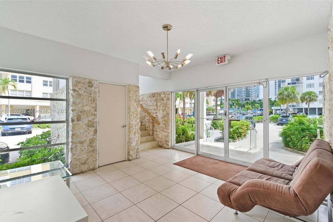 Active With Contract: $2,400 (2 beds, 2 baths, 1100 Square Feet)