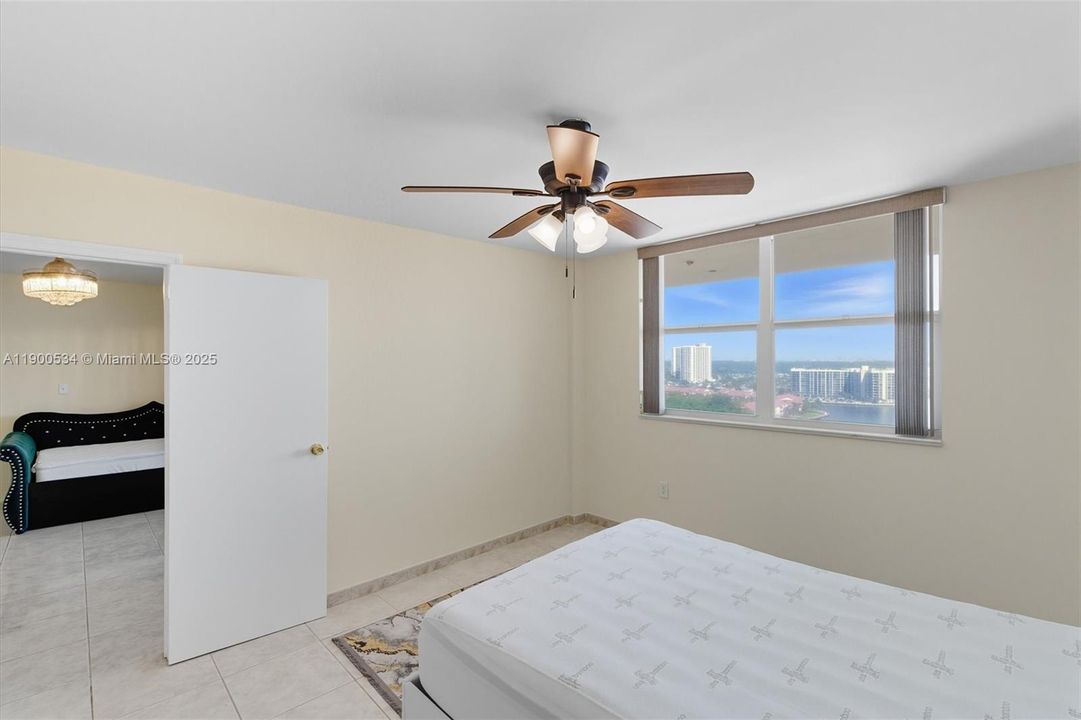 Active With Contract: $2,400 (2 beds, 2 baths, 1100 Square Feet)